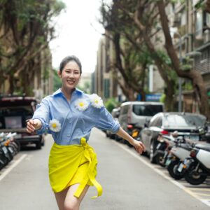 Hsuan-yen Tsai Instagram - 記得小時候的老師總說我上課時都會皺著眉頭，很嚴肅的盯著站在黑板前的她，讓她不得不認真的教課。

現在的我其實也還是這個樣子，每當想集中注意力專心做一件事，或是很想快速吸收學習的時候，我的眉頭就會皺成一團，死死盯著面前的人或物品。

還好我還擁有無敵大笑的習慣，可以一掃腦中混沌。每當大咧嘴笑的時候，全臉都會皺成一團，就沒人會看到我皺眉了。
😆

Outfit &boots- @msgm  by  @bluebelltw 
Accessories- @intzuition_urbanjewelry 
Agency- @nydia.lacitta @luxporte_official 
Photographer- @irexho622 
Photograph assistant - @lgz7.3 
Makeup- @backstagealbee 
Hair- @80s_eric 
Styling- @puzzle_bubble @mercibywoo