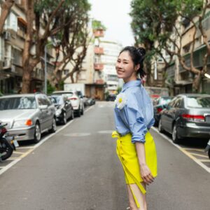 Hsuan-yen Tsai Instagram - 記得小時候的老師總說我上課時都會皺著眉頭，很嚴肅的盯著站在黑板前的她，讓她不得不認真的教課。

現在的我其實也還是這個樣子，每當想集中注意力專心做一件事，或是很想快速吸收學習的時候，我的眉頭就會皺成一團，死死盯著面前的人或物品。

還好我還擁有無敵大笑的習慣，可以一掃腦中混沌。每當大咧嘴笑的時候，全臉都會皺成一團，就沒人會看到我皺眉了。
😆

Outfit &boots- @msgm  by  @bluebelltw 
Accessories- @intzuition_urbanjewelry 
Agency- @nydia.lacitta @luxporte_official 
Photographer- @irexho622 
Photograph assistant - @lgz7.3 
Makeup- @backstagealbee 
Hair- @80s_eric 
Styling- @puzzle_bubble @mercibywoo