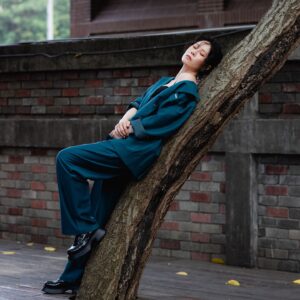 Hsuan-yen Tsai Instagram - 暑假的第二天，人山人海，豔陽高照。
期待來一場大雨降溫，卻又害怕淋的全身濕透的夏天，大家都要多喝水降溫，好好照顧自己，別中暑了唷！❤️

#洪興十三妹  真的也是我很想嘗試的戲路😎🤣

👚： @xoxostylecomtw 
👟： @dafshoes 
💄： @backstage_aga 
💇🏻‍♀️： @naomi_chicshock 
📷： @irexho622 
Agency： @luxporte_official  @nydia.lacitta