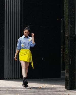 Hsuan-yen Tsai Instagram - 在生命旅途中，其實一直在學著放下跟放手，放下過度期待的標準，放過對自己的刁鑽要求，放手去讓一切發生。

最美好的瞬間通常都是發生在控制之外的。

要做的就是，放鬆、等待，享受當下。

（是誰在敲碗要看照片的？這不就來了嗎～😎）

Outfit &boots- @msgm  by  @bluebelltw 
Accessories- @intzuition_urbanjewelry 
Agency- @nydia.lacitta @luxporte_official 
Photographer- @irexho622 
Photograph assistant - @lgz7.3 
Makeup- @backstagealbee 
Hair- @80s_eric 
Styling- @puzzle_bubble @mercibywoo