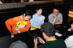 Hsuan-yen Tsai Instagram - 很榮幸可以和黃河一起擔任「第四屆野草計畫—故事創意大賽」的評審。

這個計畫從第一屆到今年，讓許許多多精彩的原創劇本被發掘，並且從各個管道繼續拍攝、延伸、發想，讓這些超棒的故事能夠出現在更多的平台，被更多觀眾所喜愛。

在我們這片充滿生命力的土地上，有著傳說、神話、魔法、科技、現代、傳統⋯⋯等等。近年的劇本故事也越來越多元拼接，呈現豐富的色彩。

真的非常期待今年投稿參賽的每一篇創作，身為一位愛看故事愛說故事的人，能夠閱讀到這些作品，是我們的幸運。❤️

謝謝湯哥的信任與愛，讓我們可以在學習的道路上一直前進。❤️

#野草計畫 

Outfit &boots- @msgm  by  @bluebelltw 
Accessories- @intzuition_urbanjewelry 
Agency- @nydia.lacitta @luxporte_official 
Photographer- @irexho622 
Photograph assistant - @lgz7.3 
Makeup- @backstagealbee 
Hair- @80s_eric 
Styling- @puzzle_bubble @mercibywoo