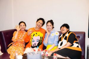 Hsuan-yen Tsai Instagram - 很榮幸可以和黃河一起擔任「第四屆野草計畫—故事創意大賽」的評審。

這個計畫從第一屆到今年，讓許許多多精彩的原創劇本被發掘，並且從各個管道繼續拍攝、延伸、發想，讓這些超棒的故事能夠出現在更多的平台，被更多觀眾所喜愛。

在我們這片充滿生命力的土地上，有著傳說、神話、魔法、科技、現代、傳統⋯⋯等等。近年的劇本故事也越來越多元拼接，呈現豐富的色彩。

真的非常期待今年投稿參賽的每一篇創作，身為一位愛看故事愛說故事的人，能夠閱讀到這些作品，是我們的幸運。❤️

謝謝湯哥的信任與愛，讓我們可以在學習的道路上一直前進。❤️

#野草計畫 

Outfit &boots- @msgm  by  @bluebelltw 
Accessories- @intzuition_urbanjewelry 
Agency- @nydia.lacitta @luxporte_official 
Photographer- @irexho622 
Photograph assistant - @lgz7.3 
Makeup- @backstagealbee 
Hair- @80s_eric 
Styling- @puzzle_bubble @mercibywoo
