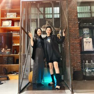 Hsuan-yen Tsai Instagram - 同班同學在畢業後還能合體，還在短時間內一起完成了一個作品，接下來還要一起__ __？😏
說真的，有她在真的讓我吃了好大一顆定心丸，啊～有老同學在身邊感覺真好！沒有你我怎麼活！？❤️
