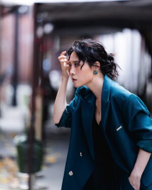 Hsuan-yen Tsai Instagram - 在面對工作與生活的時候。

你們喜歡當「創造者」還是「執行者」？

你們喜歡當一個乖乖牌？有著永不出錯的中規中矩？
還是當一個偶爾能夠蹦出反骨的精彩？

人在面對某些難題的時候，有些人會選擇放棄思考、放棄掙扎、選擇安逸，有些人會選擇試著衝破框架與限制，即使弄得滿身傷，但至少無愧心中所向。

選擇可能都不容易，但能誠實面對自己，才是真的勇者。

👚： @xoxostylecomtw 
💄： @backstage_aga 
💇🏻‍♀️： @naomi_chicshock 
📷： @irexho622
Agency： @luxporte_official  @nydia.lacitta