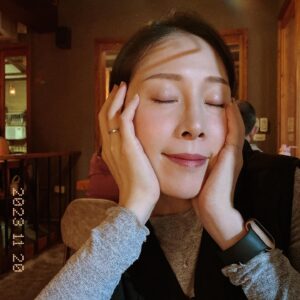Hsuan-yen Tsai Instagram - 首圖：吃飽撐著😋
謝謝這滿滿的愛與陪伴，讓我又長一歲啦！
未來的每一年也要繼續笑嗨嗨到牙齦外露唷！

最後兩張照片，很美，額頭有Wife，啊，是Wifi。