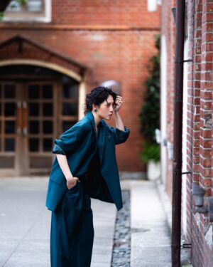 Hsuan-yen Tsai Instagram - 在面對工作與生活的時候。

你們喜歡當「創造者」還是「執行者」？

你們喜歡當一個乖乖牌？有著永不出錯的中規中矩？
還是當一個偶爾能夠蹦出反骨的精彩？

人在面對某些難題的時候，有些人會選擇放棄思考、放棄掙扎、選擇安逸，有些人會選擇試著衝破框架與限制，即使弄得滿身傷，但至少無愧心中所向。

選擇可能都不容易，但能誠實面對自己，才是真的勇者。

👚： @xoxostylecomtw 
💄： @backstage_aga 
💇🏻‍♀️： @naomi_chicshock 
📷： @irexho622
Agency： @luxporte_official  @nydia.lacitta
