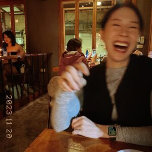 Hsuan-yen Tsai Instagram - 首圖：吃飽撐著😋
謝謝這滿滿的愛與陪伴，讓我又長一歲啦！
未來的每一年也要繼續笑嗨嗨到牙齦外露唷！

最後兩張照片，很美，額頭有Wife，啊，是Wifi。