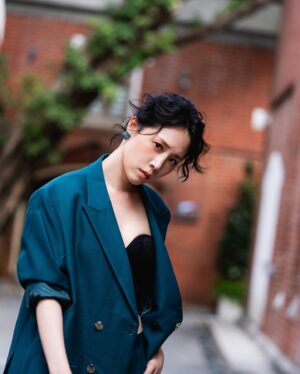 Hsuan-yen Tsai Instagram - 在面對工作與生活的時候。

你們喜歡當「創造者」還是「執行者」？

你們喜歡當一個乖乖牌？有著永不出錯的中規中矩？
還是當一個偶爾能夠蹦出反骨的精彩？

人在面對某些難題的時候，有些人會選擇放棄思考、放棄掙扎、選擇安逸，有些人會選擇試著衝破框架與限制，即使弄得滿身傷，但至少無愧心中所向。

選擇可能都不容易，但能誠實面對自己，才是真的勇者。

👚： @xoxostylecomtw 
💄： @backstage_aga 
💇🏻‍♀️： @naomi_chicshock 
📷： @irexho622
Agency： @luxporte_official  @nydia.lacitta