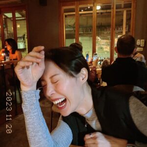 Hsuan-yen Tsai Instagram - 首圖：吃飽撐著😋
謝謝這滿滿的愛與陪伴，讓我又長一歲啦！
未來的每一年也要繼續笑嗨嗨到牙齦外露唷！

最後兩張照片，很美，額頭有Wife，啊，是Wifi。