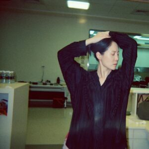Hsuan-yen Tsai Instagram - 不管睜眼還是閉眼，該來的都會來，所以我們都要在最大的能力範圍內，做好自己熱愛的事。🖤🤍🩶🩵

神攝手 @dawendesu