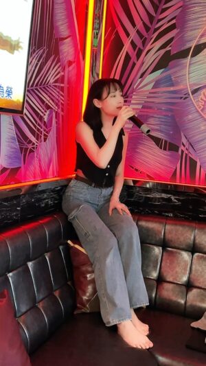 Hu En Ning Instagram - 昨天沒發，今天要發！
今年都發！✌🏻

有好多捧油點歌，但是偶很多都不會唱呀🫠
會唱的之後補上～🎤

KTV➡️ @singgoparty.info 

#不得善終 #ktv #singgo聚唱派對 #胡小繆翻唱