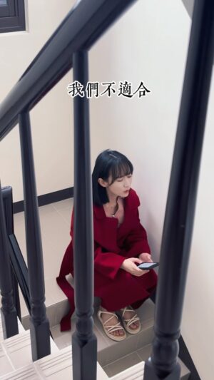 Hu En Ning Instagram - 新年就是要穿大紅色🧧
雖然一樣是悲歌😂
但一樣新年快樂！！！❤️

只是我忘不掉你曾看著我
意氣風發的說 愛我。

（請無視涼鞋🙂）

#記得很清楚 #新年 #新年快樂 #樓梯間很好唱