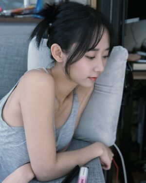 Hu En Ning Instagram - 家裏懶。這像姐還像妹？

好辣 我有化妝😌
但是真的穿睡衣

#家裏r #睡衣 #人像攝影