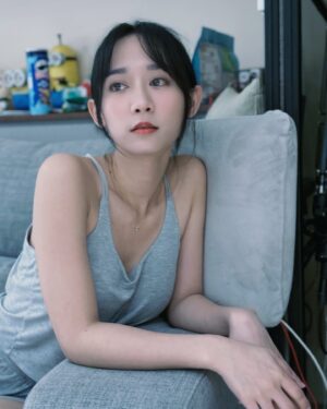 Hu En Ning Instagram - 家裏懶。這像姐還像妹？

好辣 我有化妝😌
但是真的穿睡衣

#家裏r #睡衣 #人像攝影