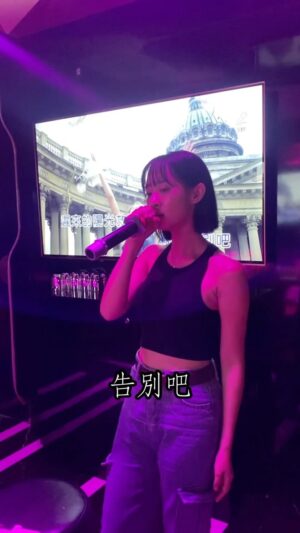 Hu En Ning Instagram - 有人知道這是哪首歌嗎？
也是愛歌之一❤️

第一個猜出來的有小禮物❗️
淘寶寄來的其中一個小東西～
手機手拿扣🙌🏻
顧名思義 方便拿手機的一個大扣子🤓

#ktv #再來一首