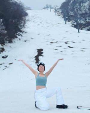 Hu En Ning Instagram - 京都孔ㄎㄧㄤˉ滑雪之旅🎿

坐車坐到一半發現
本來要去的滑雪場沒開
行李寄放了又拿出來
然後坐回去京都
又再去另一個滑雪場
結果那個場只有超短雪道…

回家後隔天再衝另一個
終於有滑到像樣的雪
但是鄭先生直接重病在民宿

只能說 住在台灣
要滑個雪好難啊🙂

但是滑雪真的是一個
越滑越上癮的運動
好喜歡站在雪板上
往下滑的那種感覺
就算摔的四腳朝天
就算隔天全身肌肉痠痛
一樣期待✨
下一次站上雪板往下滑的那刻❗️

今年冬季我一定還要再去滑雪！✌🏻

#滑雪 #日本 #關西 #愛滑雪