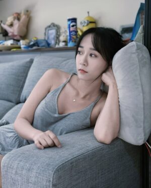 Hu En Ning Instagram - 家裏懶。這像姐還像妹？

好辣 我有化妝😌
但是真的穿睡衣

#家裏r #睡衣 #人像攝影