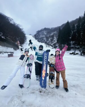 Hu En Ning Instagram - 京都孔ㄎㄧㄤˉ滑雪之旅🎿

坐車坐到一半發現
本來要去的滑雪場沒開
行李寄放了又拿出來
然後坐回去京都
又再去另一個滑雪場
結果那個場只有超短雪道…

回家後隔天再衝另一個
終於有滑到像樣的雪
但是鄭先生直接重病在民宿

只能說 住在台灣
要滑個雪好難啊🙂

但是滑雪真的是一個
越滑越上癮的運動
好喜歡站在雪板上
往下滑的那種感覺
就算摔的四腳朝天
就算隔天全身肌肉痠痛
一樣期待✨
下一次站上雪板往下滑的那刻❗️

今年冬季我一定還要再去滑雪！✌🏻

#滑雪 #日本 #關西 #愛滑雪