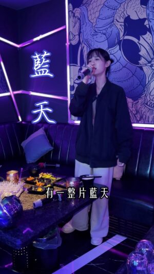 Hu En Ning Instagram - 老歌還是好聽。
不小心暴露了年齡
但不改對這首的愛❤️

KTV➡️ @singgoparty.info 

#藍天 #張惠妹 #ktv #唱歌 #singgo