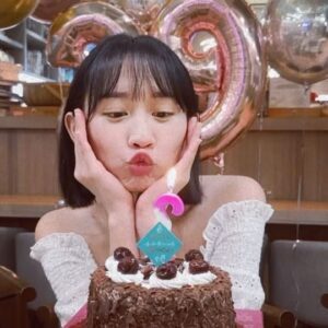 Hu En Ning Instagram - 29歲了。
不知不覺人生進入到二字頭的最後一年了
其實想想以前，遺憾是有的，但更多的是美好

只希望未來可以繼續堅持我想堅持的
然後跟我愛的這些人一起慢慢變老
一直到我們七老八十了
還是可以聚在一起 笑著說起年輕

我愛你們❤️

#馬克福廚房 好好吃👍🏻

btw謝謝三八的姐妹  29歲生日還搞成這樣 @lulu_820722 愛妳啦😘