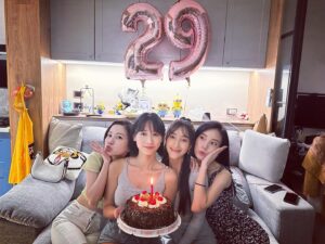 Hu En Ning Instagram - 29歲了。
不知不覺人生進入到二字頭的最後一年了
其實想想以前，遺憾是有的，但更多的是美好

只希望未來可以繼續堅持我想堅持的
然後跟我愛的這些人一起慢慢變老
一直到我們七老八十了
還是可以聚在一起 笑著說起年輕

我愛你們❤️

#馬克福廚房 好好吃👍🏻

btw謝謝三八的姐妹  29歲生日還搞成這樣 @lulu_820722 愛妳啦😘