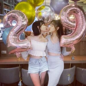 Hu En Ning Instagram - 29歲了。
不知不覺人生進入到二字頭的最後一年了
其實想想以前，遺憾是有的，但更多的是美好

只希望未來可以繼續堅持我想堅持的
然後跟我愛的這些人一起慢慢變老
一直到我們七老八十了
還是可以聚在一起 笑著說起年輕

我愛你們❤️

#馬克福廚房 好好吃👍🏻

btw謝謝三八的姐妹  29歲生日還搞成這樣 @lulu_820722 愛妳啦😘