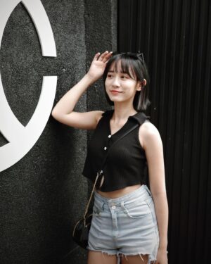 Hu En Ning Instagram - 風超大的九份🐝

不知道為什麼
就是很愛九份這個地方
就算每次看的都是一樣的風景
吃的都是一樣的東西

還是一樣流連忘返

好像看著這片山海
心就會靜下來
也淨下來

反正對我來說這個地方就像有魔法一樣
是一個讓我可以很放鬆的地方😌

你們也有這樣喜歡的地方嗎？

#九份 #放鬆 #風中凌亂的狗