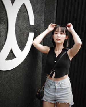Hu En Ning Instagram - 風超大的九份🐝

不知道為什麼
就是很愛九份這個地方
就算每次看的都是一樣的風景
吃的都是一樣的東西

還是一樣流連忘返

好像看著這片山海
心就會靜下來
也淨下來

反正對我來說這個地方就像有魔法一樣
是一個讓我可以很放鬆的地方😌

你們也有這樣喜歡的地方嗎？

#九份 #放鬆 #風中凌亂的狗