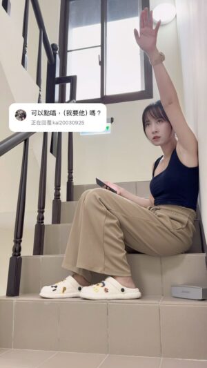 Hu En Ning Instagram - 又一首要前任「不得好死」的歌😂
還是想說一句 看開點～～

雖然我總唱悲歌，但不得不說
我真的看的挺開的
不愛我的我不愛 就這麼簡單🤪

愛情嘛 講究的是你情我願 兩情相悅
沒有誰要等誰 也沒有誰一定要愛誰
他不愛你 天不會塌 地不會裂 你也不會死
再去找下一個願意跟你雙向奔赴的人
搞定🤝🏻

嘿！全樓梯的燈都聽話！👆🏻

#我要他 #翻唱 #胡小繆
