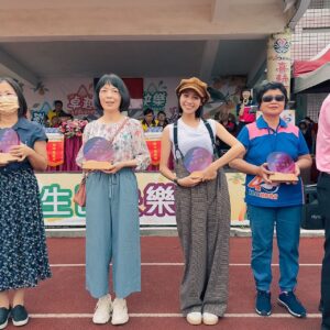 Huang Peijia Instagram - 謝謝復旦國小🫶
相隔二十多年回到母校，
老師熱情的招呼、溫暖的笑容，
彷彿我還是那個綁著兩條辮子的小女孩。

回想起那時，
小小的快樂、
小小的煩惱，
純粹喜歡跳舞和睡覺的自己。

（認真在喜好上寫下睡搞搞😆