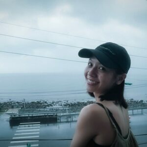 Huang Peijia Instagram - 🌅
雨後的海岸，
靜靜看海看雲看人的午後。

「你覺得你長成想成為的大人了嗎？」
「什麼樣的大人好像是外界給的評價，
我不想定義自己。」

「那你喜歡現在的自己嗎？」
「喜歡與否好像也是一種主觀的偏見，
我不想定義自己。」

「嗯，陰天的海也好美。」