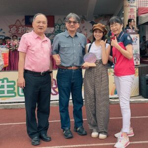 Huang Peijia Instagram - 謝謝復旦國小🫶
相隔二十多年回到母校，
老師熱情的招呼、溫暖的笑容，
彷彿我還是那個綁著兩條辮子的小女孩。

回想起那時，
小小的快樂、
小小的煩惱，
純粹喜歡跳舞和睡覺的自己。

（認真在喜好上寫下睡搞搞😆