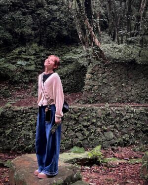 Huang Peijia Instagram - 🌲
看看樹、
看看樹葉的紋理，
看看天、
看看雲霧的流動。

#與辣辣和辣辣媽四處看看👀