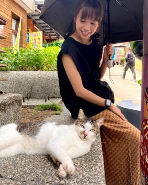 Huang Peijia Instagram - 🐈🐈
旅行中的小樂趣，
追著貓跑、撸貓、
陪貓曬太陽☺️

#花甲少年趣旅行