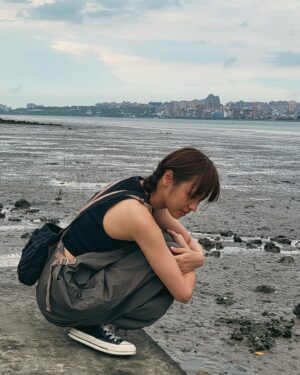 Huang Peijia Instagram - 🕵️
傍晚在泥灘地
觀察小螃蟹和彈塗魚的日子。

@haochichiu