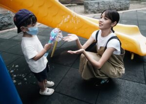 Huang Peijia Instagram - 🫧
緣於發現一雙短暫失去主人的鞋子，
我在公園結交了一個三歲的朋友。

我們一起追逐泡泡，
他在我身邊繞著圈跑，
渡過了甜蜜的30分鐘。

然後，
媽媽就把他帶回家了，
短暫的年下戀結束。
