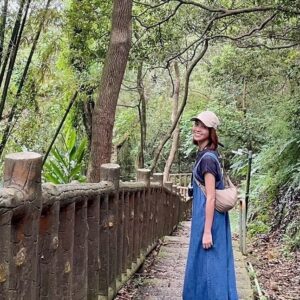 Huang Peijia Instagram - 🌱
不管我們在哪裡，
我們都是一個旅行者。

山與樹從不會吝嗇分享，
隨時可以從中獲得能量。

欣賞這些存在的同時，
感受自己存在的喜悅。