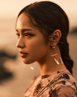 Huang Peijia Instagram - _
你必須努力相信
每個人的存在都有其意義，
即使是那些每日不明所以、
行屍走肉般的人們。

那可能是低潮時的自己、
茫然時的自己，
以爲在夢想途中
卻遺失初衷的自己。

那些你曾經以爲
不會成爲的那個自己。

但只要你努力相信，
那些連自己都厭惡的階段，
也必定有其存在的意義。

📷 @mosquito_yao