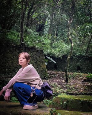 Huang Peijia Instagram - 🌲
看看樹、
看看樹葉的紋理，
看看天、
看看雲霧的流動。

#與辣辣和辣辣媽四處看看👀