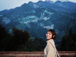 Huang Peijia Instagram - 🌱
2023
有些動盪、
有些失去、
有些感悟。

學會更珍惜珍視的人，
學習更懂得付出和愛。

學會不急追所想要的，
學會讓美好自在降臨。

2024
繼續探尋，
保持純粹。