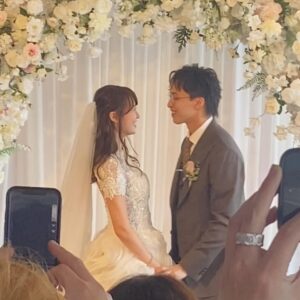 Hubert Wu Instagram - .
愛子 唔使咁緊張 無人同你爭 ☺️
坤哥 我淨係嚟一次 下次唔好預我 ☺️
@aikoooh__  @kwangorrrrrr 
#新婚快樂 #無機會唱吻別有啲嬲