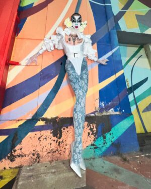 Hugáceo Crujiente Instagram - 💐🎭 ¡¡La Gala Drag Cariño!! 🎭💐
Un sueño formar parte de esta experiencia. Salir al escenario de la gala drag de Las Palmas para acompañar a @dragvulcano en su número de entrega de corona súper bien acompañada. La adrenalina fue fuerte. Larga vida a la Vulcano Cariño!! 👑👑👑
.
.
🥼 Look con chaqueta de @david__moss styled by me. 
📸 Fotos de @i_am_inti