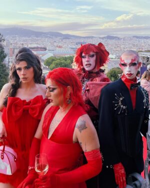 Hugáceo Crujiente Instagram - 🌹❤️ PEOPLE IN RED ‘24 ❤️🌹
Otro año más mil gracias @maccosmetics_es por traernos a Barcelona a disfrutar de una velada tan chula e importante como es @peopleinredgala 🫶🏻
Y aproveche la chaqueta que me envió @ferrucho_________ que es LO MÁS ❣️