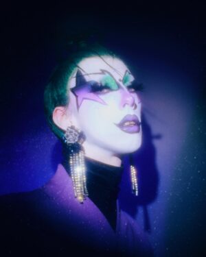 Hugáceo Crujiente Instagram - ⭐️😈 MUGLERIZED 😈⭐️
Una maravilla anoche celebrando el 30 aniversario de Angel by Thierry Mugler, sintiendo mi fantasía de espía intergaláctica. 
📸 Pics by @dannielrojas 
👗 Wearing vintage @manfredthierrymugler @muglerofficial styled by @carlos.varelas and me
💇🏻‍♀️ Wig by @laurenvoicceci 
🤡 Makeup by me 
Mil gracias @glamourspain @voguespain @vanityfairspain @muglerofficial