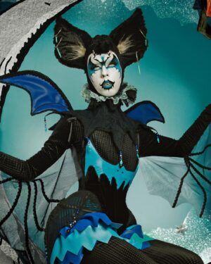 Hugáceo Crujiente Instagram - 🔷🦇 LO RAT PENAT 🦇🔷
Un año más fusionamos equipo para esta fantasía de Halloween. Un murciélago medieval preparado para acecharte con estilado. El diseño me inspiré en bocetos de teatro y ópera clásica y lo dejé en manos obviamente de @fidel.david para luego formar la imagen final con @juaki.perez 
¿Qué os parece? Estoy que no me lo creo que lo bien que ha quedado. 
.
.
👗 Full look by @fidel.david 
✍🏻 Original design by me 
📷🖥️ Composition and retouch by @juaki.perez 
📸 And @frprato took the picture.