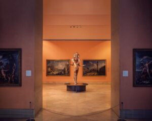 Hugáceo Crujiente Instagram - 🖼️🎂 Aniversario Thyssen 🎂🖼️
Hace ya 30 años, concretamente el 8 de octubre de 1992, se inauguró el @museothyssen, una entidad con la que ya tengo una relación estrecha, y durante esta semana están celebrándolo con numerosas actividades y eventos. 
Yo, a mi manera, lo celebro con estas fotografías realizadas gracias a una oportunidad única: me dejaron el museo para mi sola (y la seguridad) una vez cerrado. Recuerdo el momento en el que @fidel.david quien se ha encargado de confeccionar y diseñar la maravilla de traje que llevo puesto, que le dije (allá por abril): “yo este traje no me lo pondré hasta que lo pueda llevar puesto dentro de un museo”. Entonces, gracias a la relación que hemos ido desarrollando el museo y yo, una vez finalizado el evento de nuestra carroza del orgullo, me ofrecieron también presentar sus premios de “Versiona Thyssen” en julio. Y yo les dije: oye, ya que montamos todo esto, antes de presentar, ¿me dejaríais el museo cuando cerréis para hacer unas fotos? Y sin ningún problema aceptaron mi propuesta. Junté equipo con @frprato y nos marcamos esta increíble sesión de fotos. Deslizad que cada foto es oro puro (literal). ¿Qué os parecen? 🤩
Y relacionado con todo esto, os informo que este domingo 9 de octubre estaré participando en una mesa redonda “los jóvenes en la cultura” en la que aún estáis a tiempo si sois amigos del museo (socios) para asistir de público 💙
.
.
📸 Pic by @frprato 
👗 Full look @fidel.david 
💡 Assisted by @robertsauvage @christianroguez 
Muchísimas gracias al @museothyssen por esta oportunidad