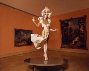 Hugáceo Crujiente Instagram - 🖼️🎂 Aniversario Thyssen 🎂🖼️
Hace ya 30 años, concretamente el 8 de octubre de 1992, se inauguró el @museothyssen, una entidad con la que ya tengo una relación estrecha, y durante esta semana están celebrándolo con numerosas actividades y eventos. 
Yo, a mi manera, lo celebro con estas fotografías realizadas gracias a una oportunidad única: me dejaron el museo para mi sola (y la seguridad) una vez cerrado. Recuerdo el momento en el que @fidel.david quien se ha encargado de confeccionar y diseñar la maravilla de traje que llevo puesto, que le dije (allá por abril): “yo este traje no me lo pondré hasta que lo pueda llevar puesto dentro de un museo”. Entonces, gracias a la relación que hemos ido desarrollando el museo y yo, una vez finalizado el evento de nuestra carroza del orgullo, me ofrecieron también presentar sus premios de “Versiona Thyssen” en julio. Y yo les dije: oye, ya que montamos todo esto, antes de presentar, ¿me dejaríais el museo cuando cerréis para hacer unas fotos? Y sin ningún problema aceptaron mi propuesta. Junté equipo con @frprato y nos marcamos esta increíble sesión de fotos. Deslizad que cada foto es oro puro (literal). ¿Qué os parecen? 🤩
Y relacionado con todo esto, os informo que este domingo 9 de octubre estaré participando en una mesa redonda “los jóvenes en la cultura” en la que aún estáis a tiempo si sois amigos del museo (socios) para asistir de público 💙
.
.
📸 Pic by @frprato 
👗 Full look @fidel.david 
💡 Assisted by @robertsauvage @christianroguez 
Muchísimas gracias al @museothyssen por esta oportunidad