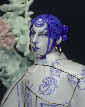 Hugáceo Crujiente Instagram - 💎🏺 PORCELAIN GOD 2.0 🏺💎
Aquí tenéis, al fin, la imagen que tanto ansiábamos a terminar. 
Cuando vi que no tendría el look para hacerle foto, se me ocurrió recrear el look en 3D, pero quise llevarlo un paso más allá: recrear y reinterpretarlo haciéndolo completo como una figura de porcelana. 
Al instante pensé en @boldtron para llevar a cabo esto, a quien admiro muchísimo y sabía que podríamos complementar nuestras ideas muy bien. Ha sido un proceso tedioso, largo, divertido y agotador. Pero creo que no podría estar más contento con el resultado que es INCREÍBLE. 
Todo esto lo hemos hecho bajo el permiso de @alvarocalafat quien me ha permitido reinterpretar su look con total libertad. 
Y esto no lo hemos hecho solos: junto a @boldtron estaba @slurp.tv quien ha dirigido creativamente con todos nosotros este proyecto. Y hemos contado con el talentazo de @tomas_aciego quien me ha esculpido de 0 toda mi cara y cuerpo 🤯
¿Qué os parece? ¿Os la pondríais en vuestro salón? Yo desde luego SÍ. 
➡️ Deslizad para ver detalles!! 
.
.
Credits: 
🏺 3D work and compo by @boldtron 
💆🏻‍♂️ Face and body modeling @tomas_aciego 
🎨 Art direction by @boldtron @slurp.tv and me. 
👗 Original outfit design by @alvarocalafat 
💇🏻‍♀️ Original wig design @lauradelmuro 
✍🏻 Makeup and drawings by me