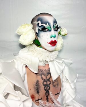 Hugáceo Crujiente Instagram - 💐🎭 ¡¡La Gala Drag Cariño!! 🎭💐
Un sueño formar parte de esta experiencia. Salir al escenario de la gala drag de Las Palmas para acompañar a @dragvulcano en su número de entrega de corona súper bien acompañada. La adrenalina fue fuerte. Larga vida a la Vulcano Cariño!! 👑👑👑
.
.
🥼 Look con chaqueta de @david__moss styled by me. 
📸 Fotos de @i_am_inti