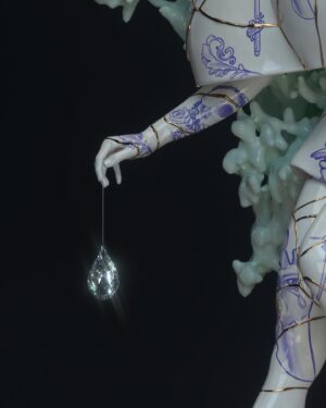 Hugáceo Crujiente Instagram - 💎🏺 PORCELAIN GOD 2.0 🏺💎
Aquí tenéis, al fin, la imagen que tanto ansiábamos a terminar. 
Cuando vi que no tendría el look para hacerle foto, se me ocurrió recrear el look en 3D, pero quise llevarlo un paso más allá: recrear y reinterpretarlo haciéndolo completo como una figura de porcelana. 
Al instante pensé en @boldtron para llevar a cabo esto, a quien admiro muchísimo y sabía que podríamos complementar nuestras ideas muy bien. Ha sido un proceso tedioso, largo, divertido y agotador. Pero creo que no podría estar más contento con el resultado que es INCREÍBLE. 
Todo esto lo hemos hecho bajo el permiso de @alvarocalafat quien me ha permitido reinterpretar su look con total libertad. 
Y esto no lo hemos hecho solos: junto a @boldtron estaba @slurp.tv quien ha dirigido creativamente con todos nosotros este proyecto. Y hemos contado con el talentazo de @tomas_aciego quien me ha esculpido de 0 toda mi cara y cuerpo 🤯
¿Qué os parece? ¿Os la pondríais en vuestro salón? Yo desde luego SÍ. 
➡️ Deslizad para ver detalles!! 
.
.
Credits: 
🏺 3D work and compo by @boldtron 
💆🏻‍♂️ Face and body modeling @tomas_aciego 
🎨 Art direction by @boldtron @slurp.tv and me. 
👗 Original outfit design by @alvarocalafat 
💇🏻‍♀️ Original wig design @lauradelmuro 
✍🏻 Makeup and drawings by me